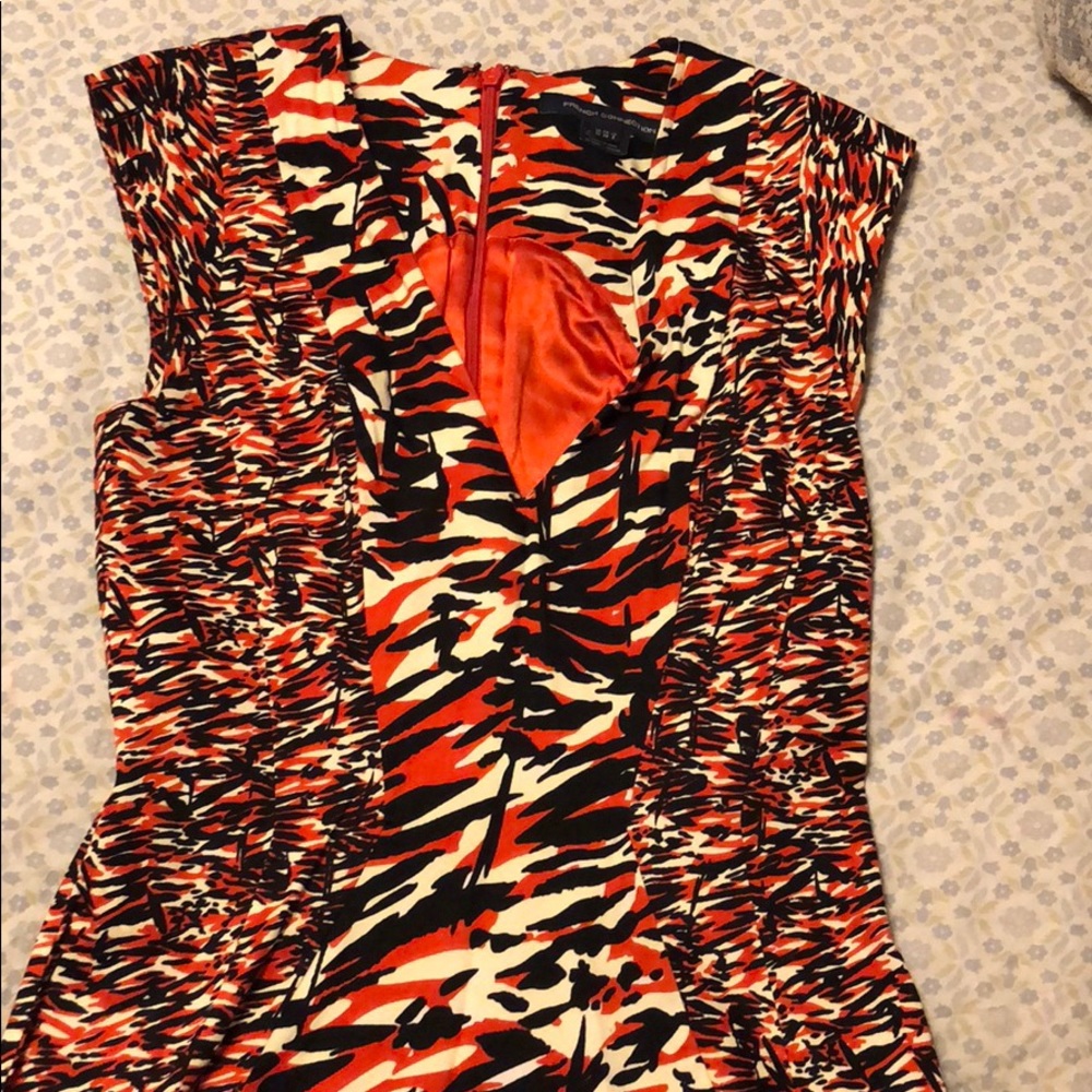 Beautiful Dress looking New home